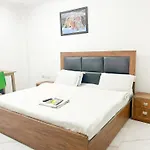 Roomshala 121 Classic Near Hazrat Nizamuddin Railway Station