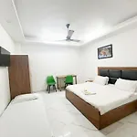 Roomshala 121 Classic Near Hazrat Nizamuddin Railway Station