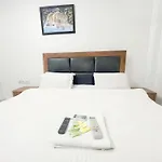 Roomshala 121 Classic Near Hazrat Nizamuddin Railway Station