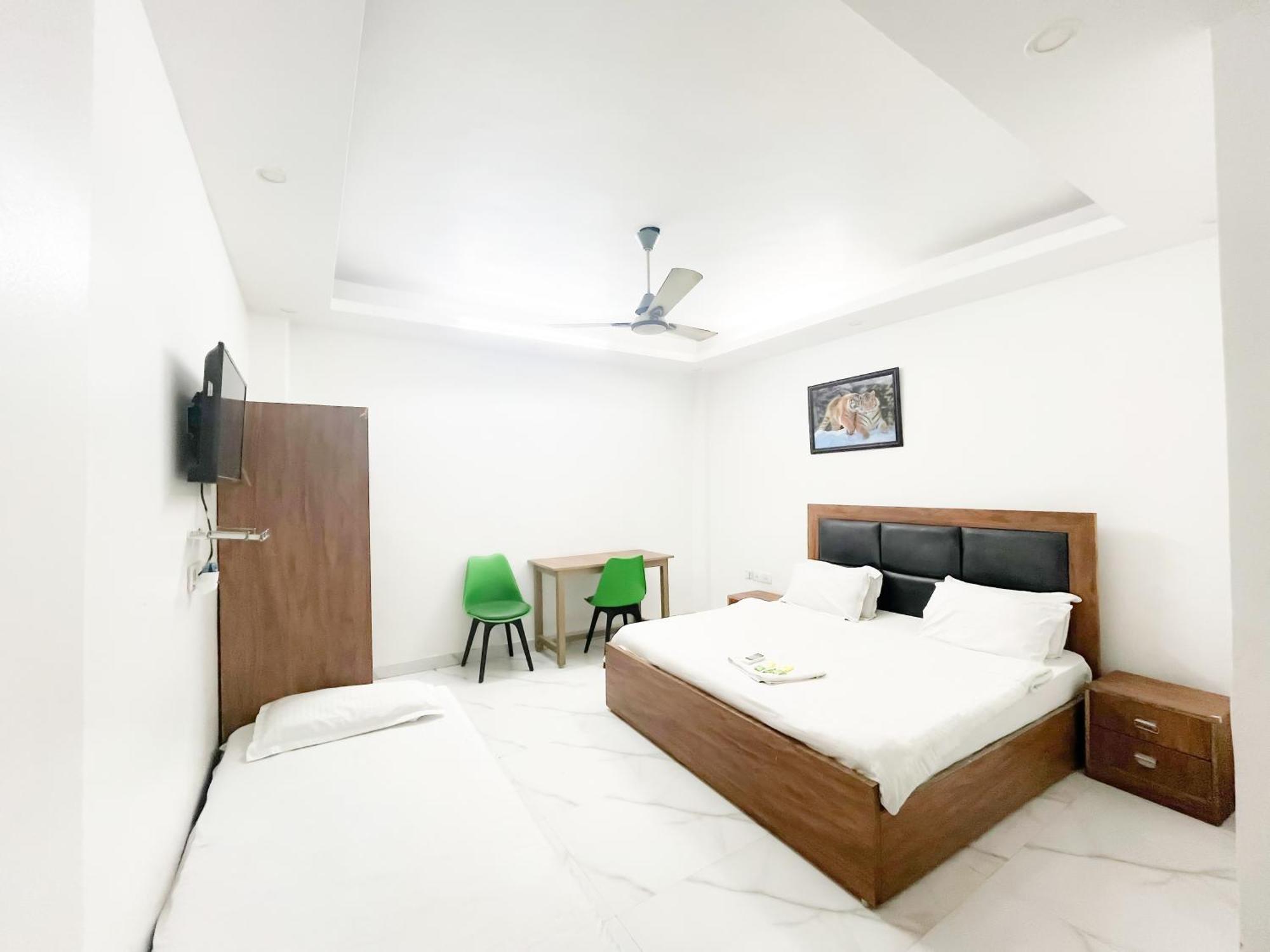 Roomshala 121 Classic Near Hazrat Nizamuddin Railway Station
