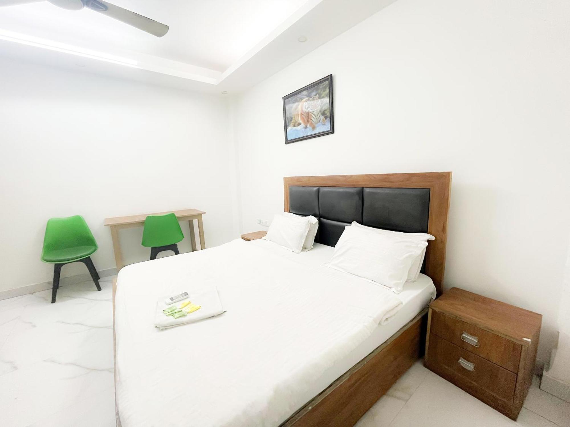 Roomshala 121 Classic Near Hazrat Nizamuddin Railway Station Hotel