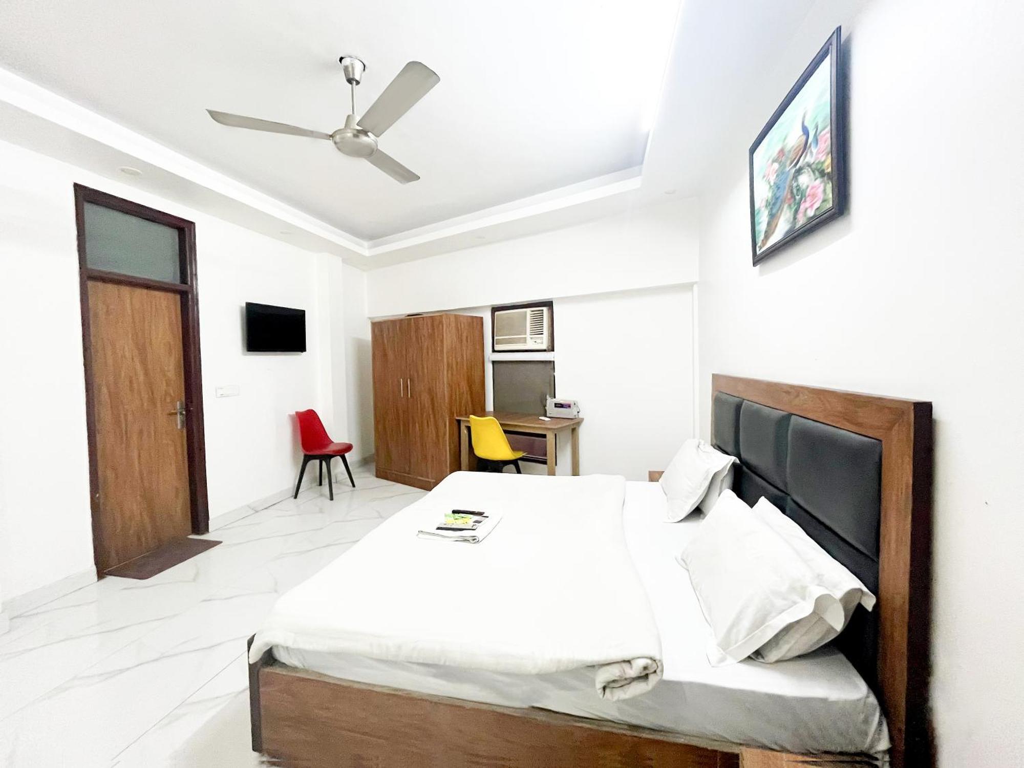 Hotel Roomshala 121 Classic Near Hazrat Nizamuddin Railway Station