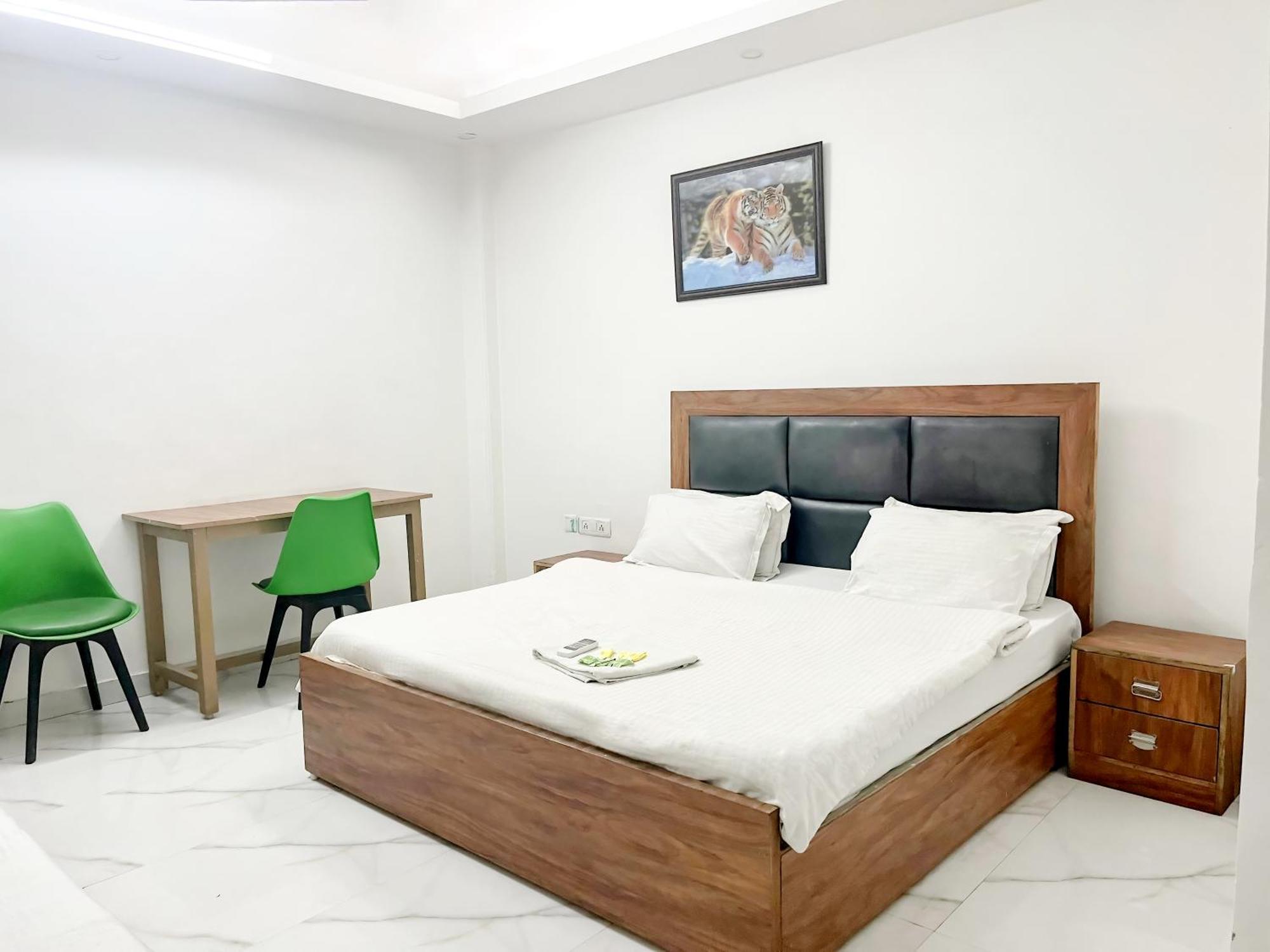 Roomshala 121 Classic Near Hazrat Nizamuddin Railway Station Hotel New Delhi