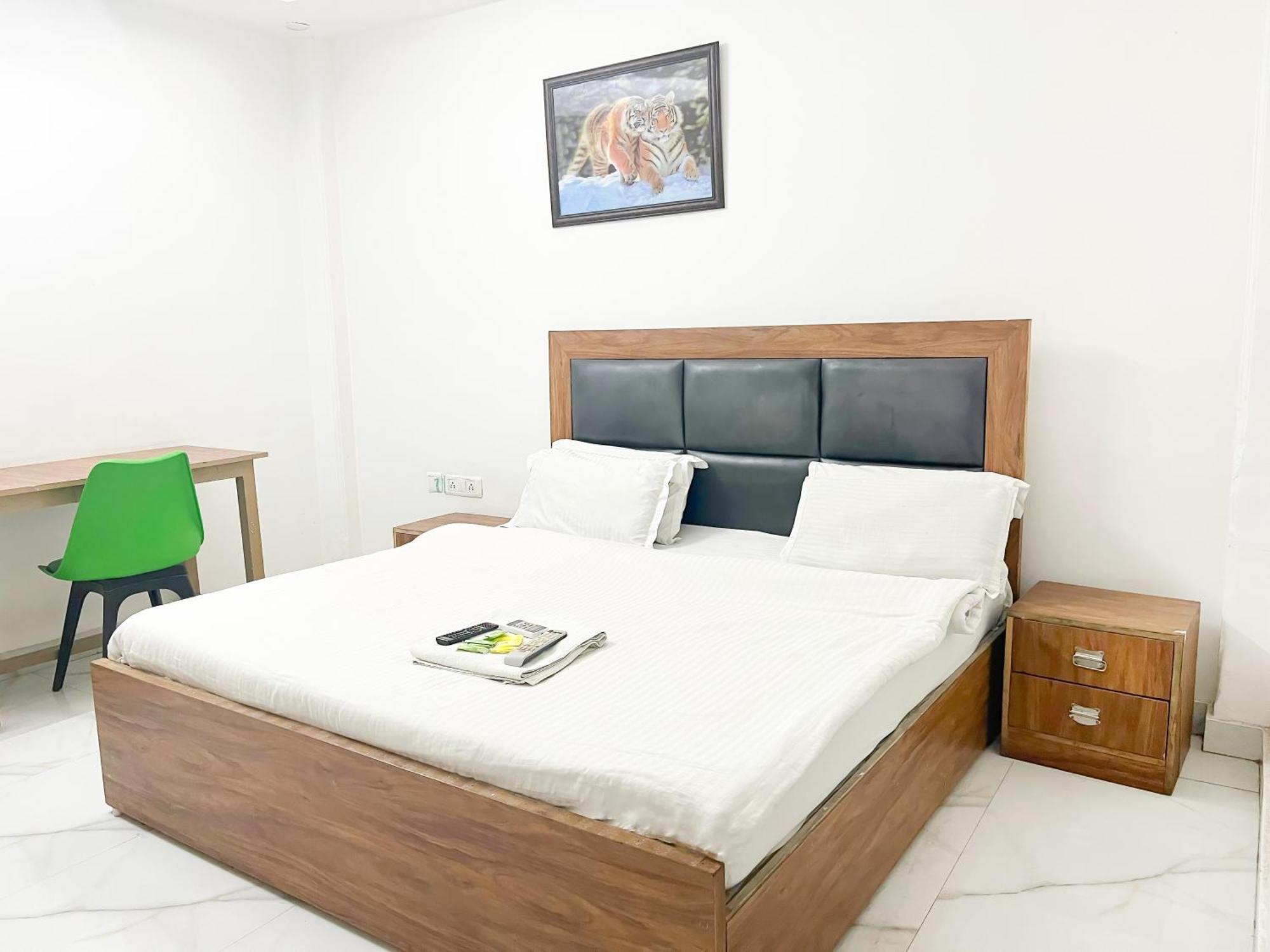 Roomshala 121 Classic Near Hazrat Nizamuddin Railway Station 3*