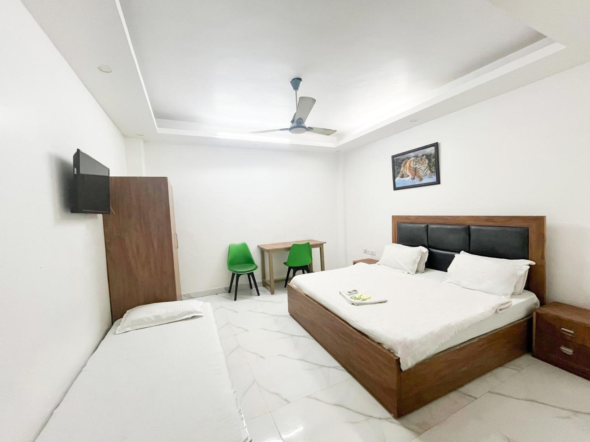 Hotel Roomshala 121 Classic Near Hazrat Nizamuddin Railway Station