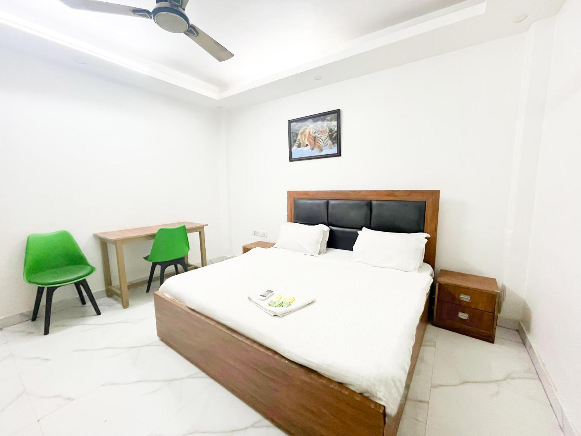 Roomshala 121 Classic Near Hazrat Nizamuddin Railway Station