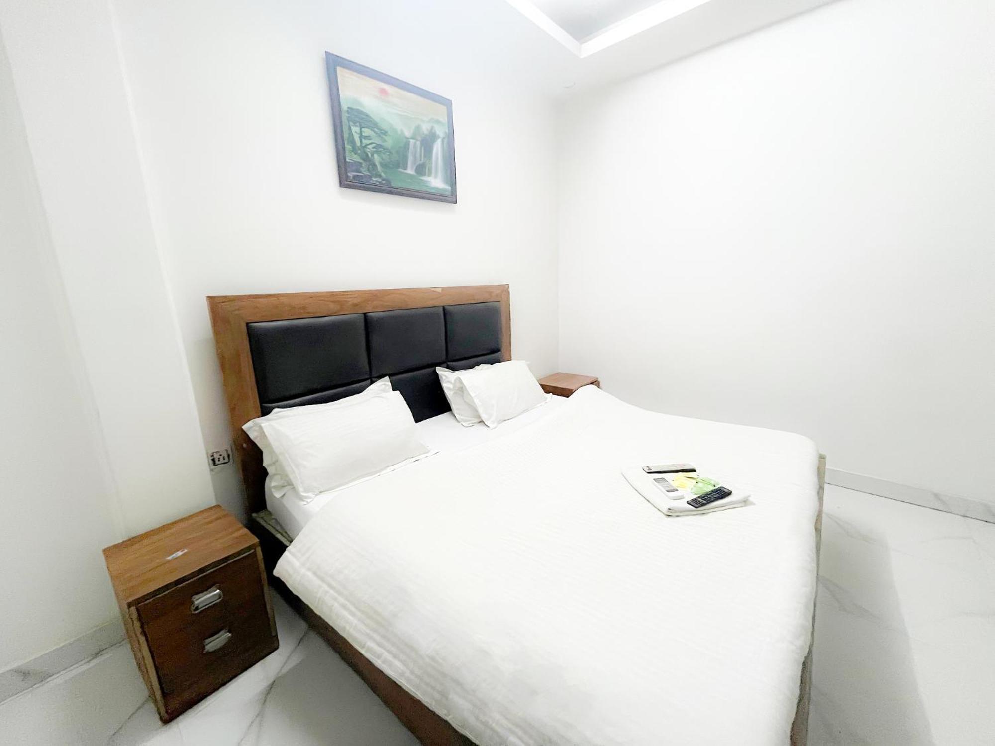 Roomshala 121 Classic Near Hazrat Nizamuddin Railway Station Hotel