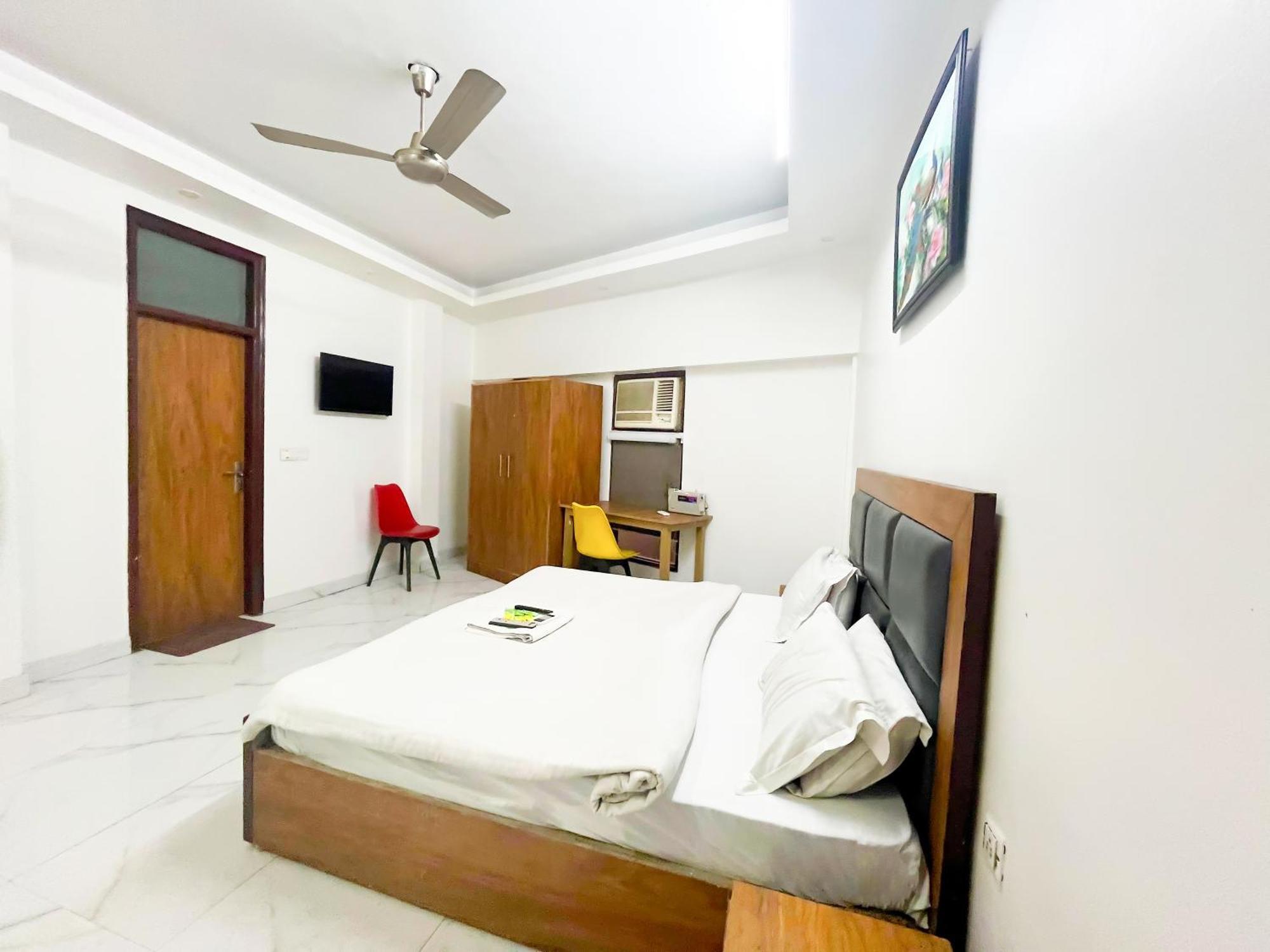 Roomshala 121 Classic Near Hazrat Nizamuddin Railway Station Hotel